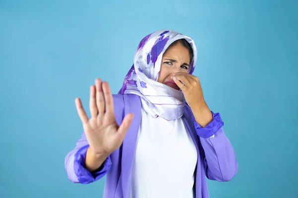 Jeune Belle Femme Arabe Portant Hijab Islamique Sur Fond Bleu — Photo