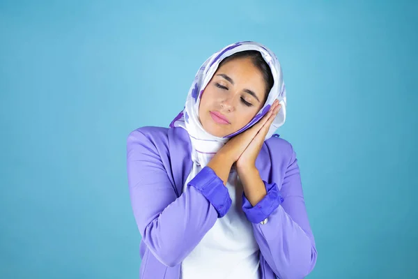 Jovem Bela Mulher Árabe Vestindo Hijab Islâmico Sobre Fundo Azul — Fotografia de Stock