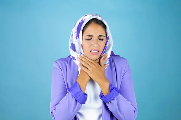 Jovem Bela Mulher Árabe Vestindo Hijab Islâmico Sobre Fundo Azul — Fotografia de Stock