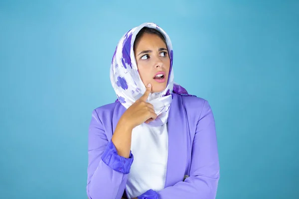 Jonge Mooie Arabische Vrouw Draagt Islamitische Hijab Geïsoleerde Blauwe Achtergrond — Stockfoto