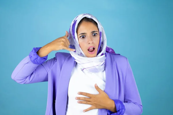 Jeune Belle Femme Arabe Portant Hijab Islamique Sur Fond Bleu — Photo