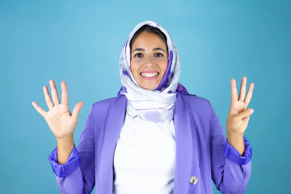 Jonge Mooie Arabische Vrouw Dragen Islamitische Hijab Geïsoleerde Blauwe Achtergrond — Stockfoto