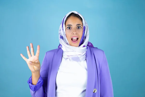 Jonge Mooie Arabische Vrouw Draagt Islamitische Hijab Geïsoleerde Blauwe Achtergrond — Stockfoto