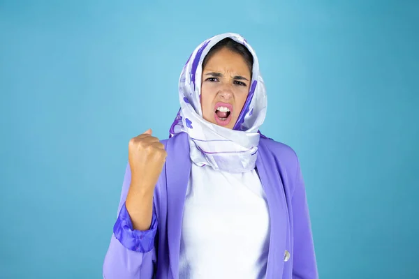 Jovem Mulher Árabe Bonita Vestindo Hijab Islâmico Sobre Fundo Azul — Fotografia de Stock