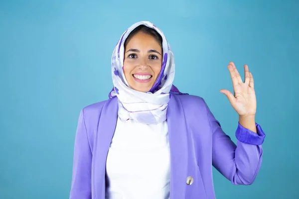 Joven Mujer Árabe Hermosa Usando Hijab Islámico Sobre Fondo Azul — Foto de Stock