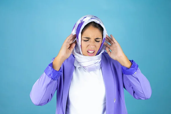 Jovem Mulher Árabe Bonita Vestindo Hijab Islâmico Sobre Fundo Azul — Fotografia de Stock
