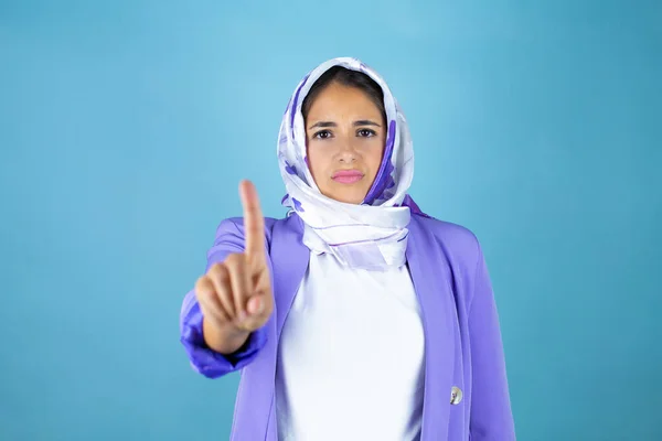 Jonge Mooie Arabische Vrouw Dragen Islamitische Hijab Geïsoleerde Blauwe Achtergrond — Stockfoto