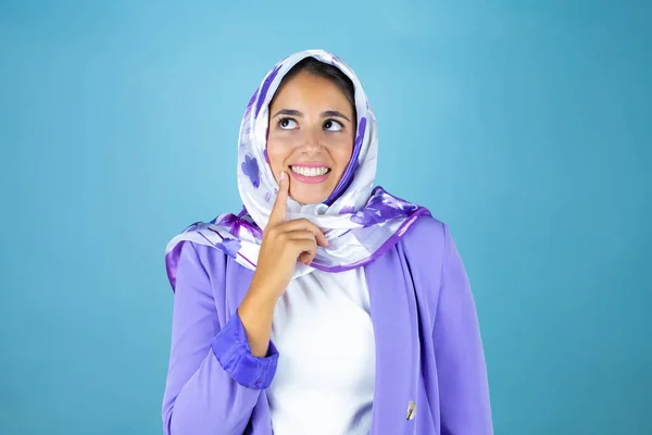 Junge Schöne Arabische Frau Trägt Islamischen Hijab Über Isoliertem Blauen — Stockfoto