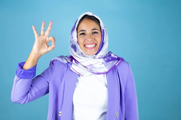 Jonge Mooie Arabische Vrouw Dragen Islamitische Hijab Geïsoleerde Blauwe Achtergrond — Stockfoto