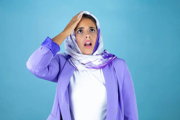 Fiatal Gyönyörű Arab Iszlám Hidzsábot Visel Elszigetelt Kék Háttér Fölött — Stock Fotó