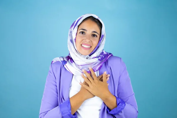 Junge Schöne Arabische Frau Trägt Islamischen Hijab Über Isoliertem Blauem — Stockfoto