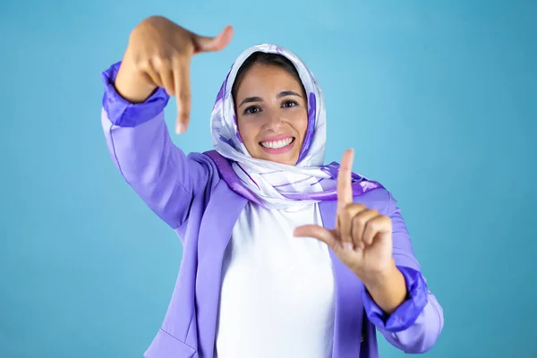 Młoda Piękna Arabka Ubrana Islamski Hidżab Odizolowanym Niebieskim Tle Uśmiechnięta — Zdjęcie stockowe