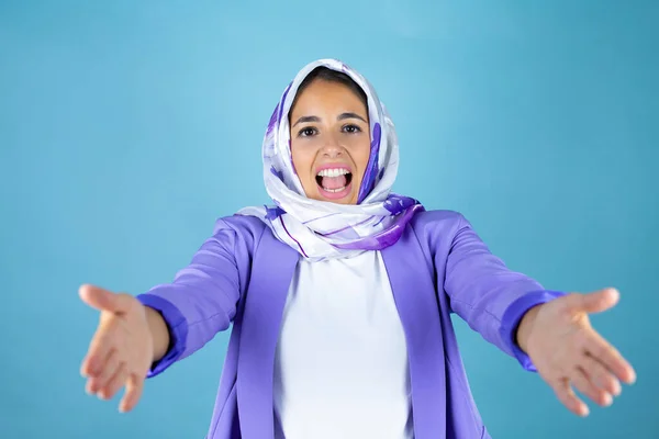 Joven Mujer Árabe Hermosa Con Hiyab Islámico Sobre Fondo Azul — Foto de Stock