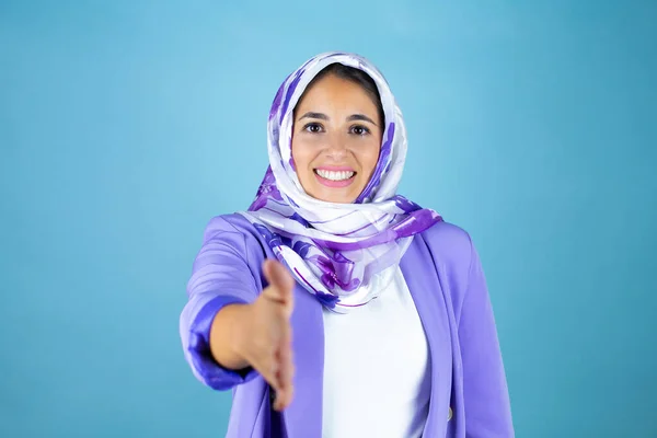 Joven Mujer Árabe Hermosa Vistiendo Hiyab Islámico Sobre Fondo Azul — Foto de Stock