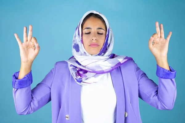 Jovem Bela Mulher Árabe Vestindo Hijab Islâmico Sobre Fundo Azul — Fotografia de Stock