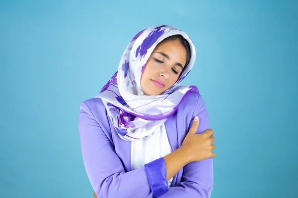 Jonge Mooie Arabische Vrouw Dragen Islamitische Hijab Geïsoleerde Blauwe Achtergrond — Stockfoto