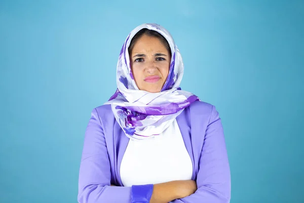 Junge Schöne Arabische Frau Trägt Islamischen Hijab Über Isoliertem Blauem — Stockfoto
