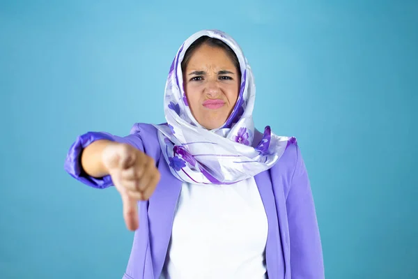 Jovem Bela Mulher Árabe Vestindo Hijab Islâmico Sobre Fundo Azul — Fotografia de Stock