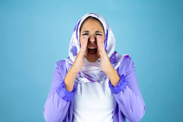 Jovem Bela Mulher Árabe Vestindo Hijab Islâmico Sobre Fundo Azul — Fotografia de Stock