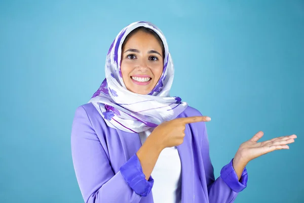 Junge Schöne Arabische Frau Trägt Islamischen Hijab Über Isoliertem Blauem — Stockfoto