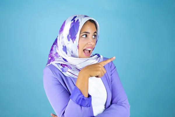 Mladý Krásný Arab Žena Sobě Islámský Hidžáb Přes Izolované Modré — Stock fotografie
