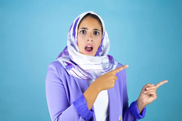 Jonge Mooie Arabische Vrouw Dragen Islamitische Hijab Geïsoleerde Blauwe Achtergrond — Stockfoto