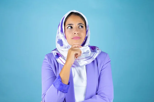 Junge Schöne Arabische Frau Trägt Islamischen Hijab Über Isolierten Blauen — Stockfoto