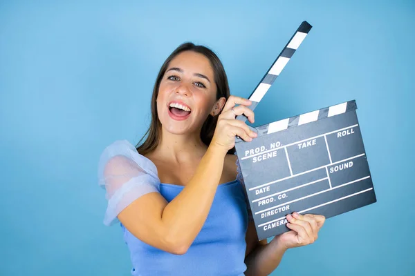 Young Beautiful Woman Isolated Blue Background Holding Clapperboard Very Happy — Stock Photo, Image
