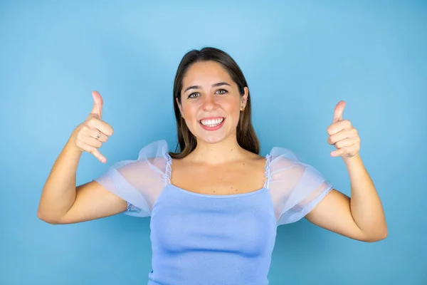 Jovem Bela Mulher Sobre Isolado Fundo Azul Gritando Com Expressão — Fotografia de Stock