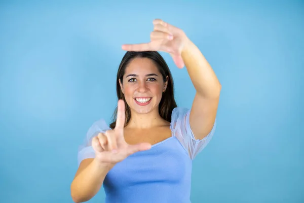 Jonge Mooie Vrouw Geïsoleerde Blauwe Achtergrond Glimlachen Maken Frame Met — Stockfoto