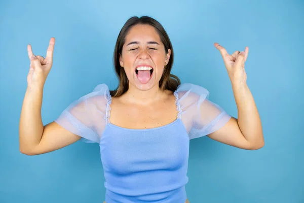 Jovem Bela Mulher Sobre Isolado Fundo Azul Gritando Com Expressão — Fotografia de Stock