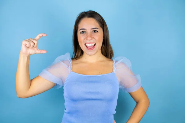 Mulher Bonita Jovem Sobre Fundo Azul Isolado Sorrindo Gestos Confiantes — Fotografia de Stock