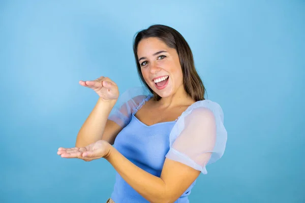 Young Beautiful Woman Isolated Blue Background Gesturing Hands Showing Big — Stock Photo, Image