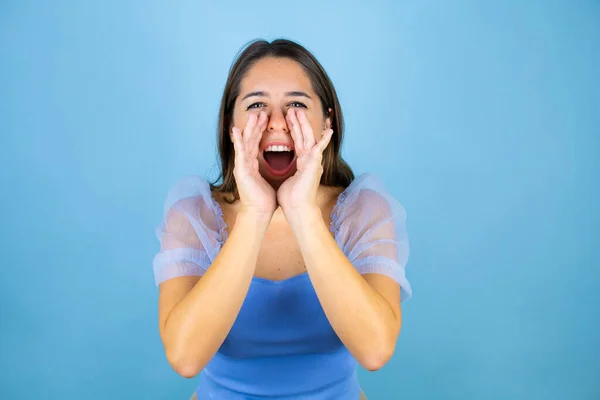 Ung Vacker Kvinna Över Isolerad Blå Bakgrund Skriker Och Skriker — Stockfoto