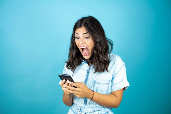 Ung Vacker Kvinna Bär Denim Overall Över Isolerad Blå Bakgrund — Stockfoto