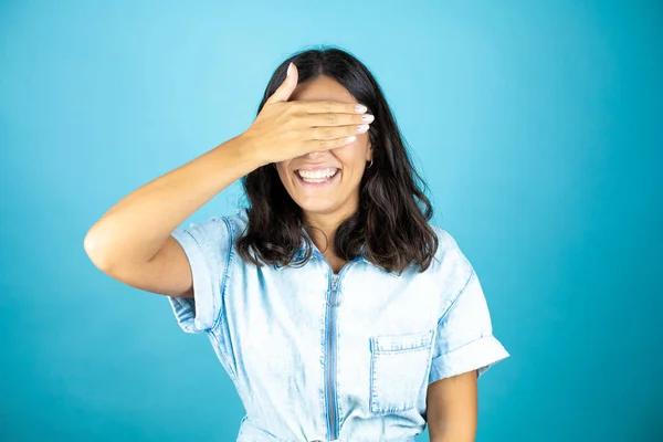 Jovem Mulher Bonita Vestindo Macacão Jeans Sobre Fundo Azul Isolado — Fotografia de Stock