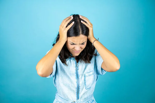 Jeune Belle Femme Portant Une Combinaison Denim Sur Fond Bleu — Photo