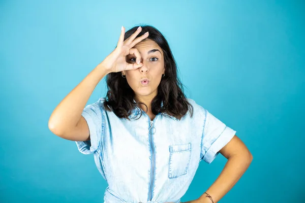 Jovem Mulher Bonita Vestindo Macacão Jeans Sobre Fundo Azul Isolado — Fotografia de Stock