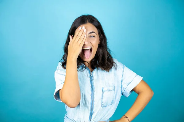 Jovem Mulher Bonita Vestindo Macacão Jeans Sobre Fundo Azul Isolado — Fotografia de Stock