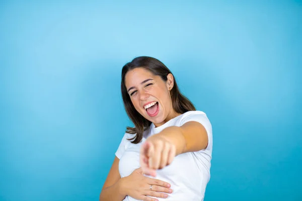 Jovem Bela Mulher Sobre Isolado Fundo Azul Rindo Você Apontando — Fotografia de Stock