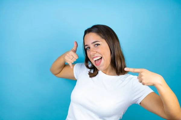 Jonge Mooie Vrouw Geïsoleerde Blauwe Achtergrond Doet Oproep Gebaar Met — Stockfoto