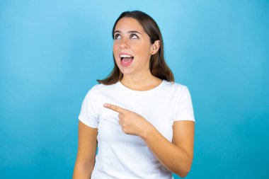 Soyutlanmış mavi arka planda güzel bir kadın.