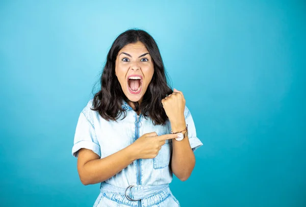 Ung Vacker Kvinna Bär Denim Overall Över Isolerad Blå Bakgrund — Stockfoto