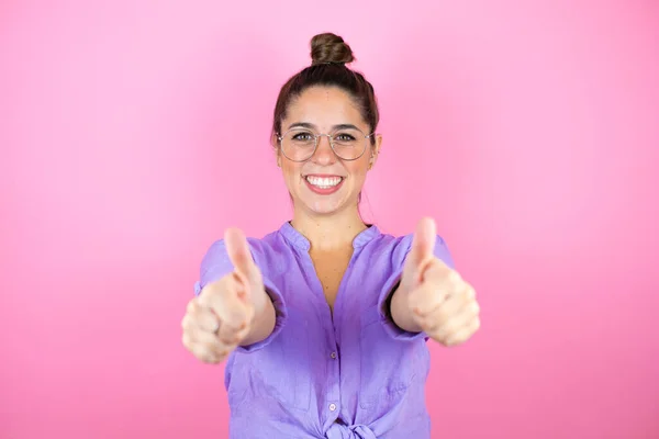 Jovem Mulher Bonita Vestindo Óculos Sobre Fundo Rosa Isolado Sorrindo — Fotografia de Stock