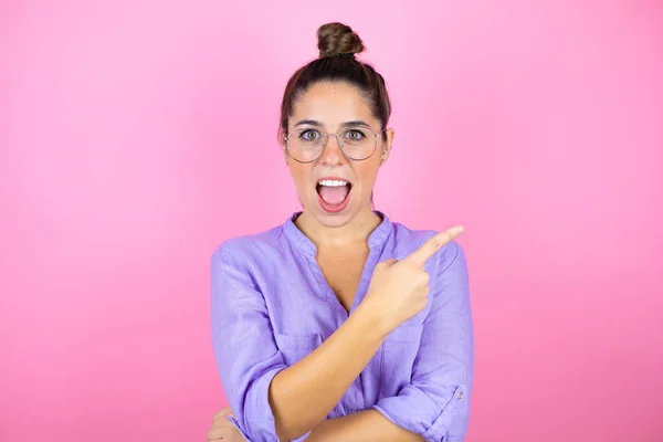 Jovem Mulher Bonita Vestindo Óculos Sobre Fundo Rosa Isolado Surpreendido — Fotografia de Stock