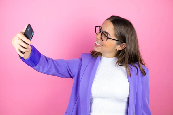Ung Vacker Affärskvinna Över Isolerad Rosa Bakgrund Selfie Med Sin — Stockfoto