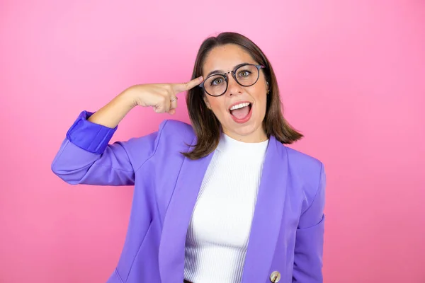 Ung Vacker Affärskvinna Över Isolerade Rosa Bakgrund Ler Och Tänker — Stockfoto