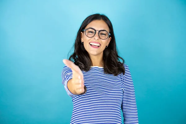 Pretty Woman Wearing Glasses Standing Insolated Blue Background Smiling Friendly — Stock Photo, Image