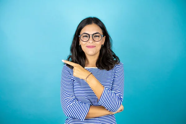 Pretty Woman Wearing Glasses Standing Insolated Blue Background Pointing Hand — Stock Photo, Image