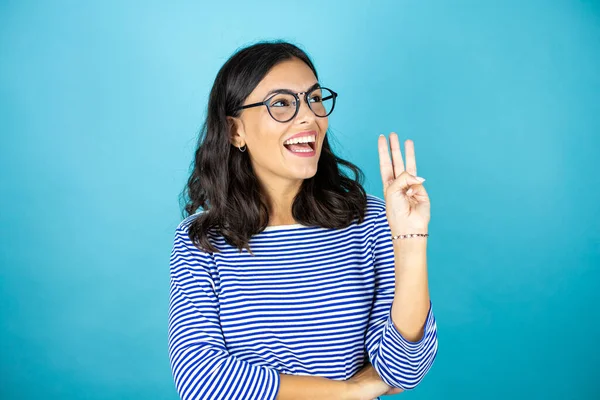 Pretty Woman Wearing Glasses Standing Insolated Blue Background Showing Pointing — Stock Photo, Image